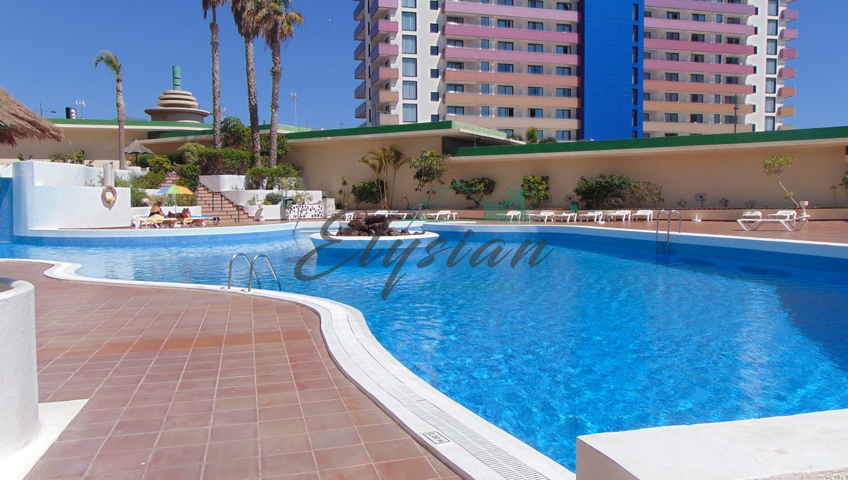 Soleado apartamento en el complejo Club Paraíso, situado en Playa Paraíso en frente del famoso Hard Rock Hotel, donde organizan las mejores fiestas de los años 80.